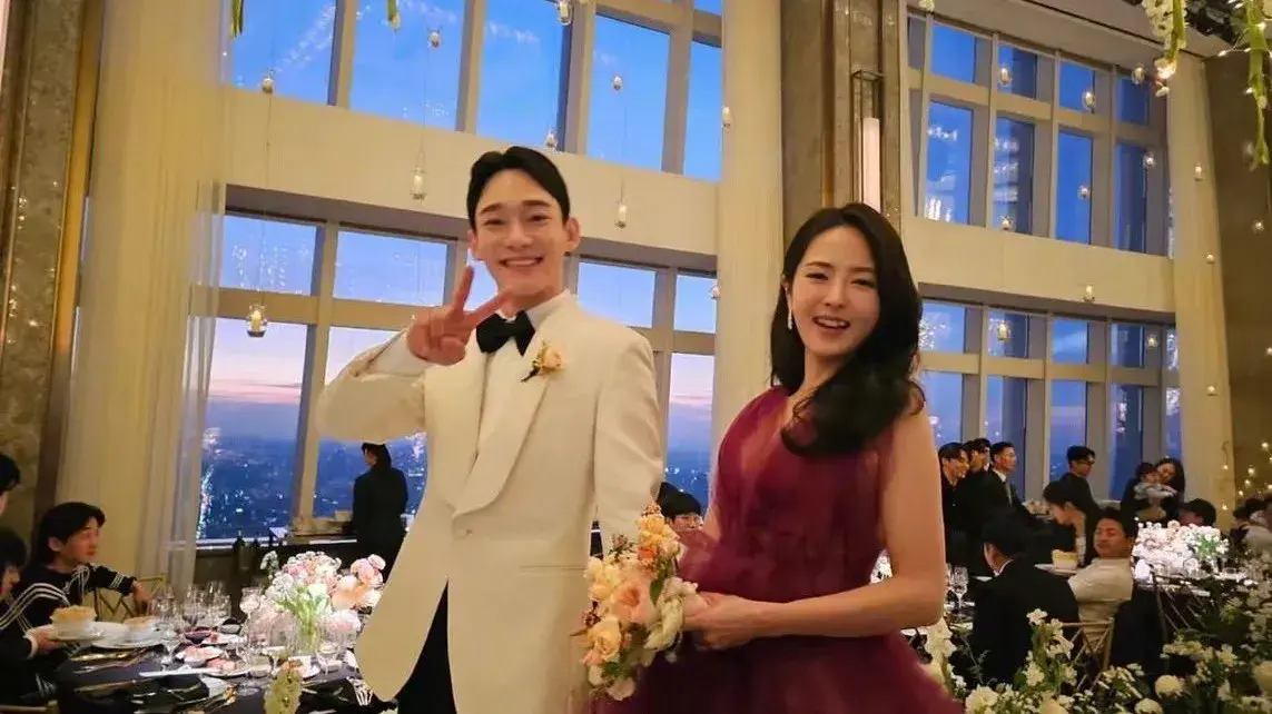 EXO Chen marries non-celebrity girlfriend three years after legal marriage | Photos EXO Chen