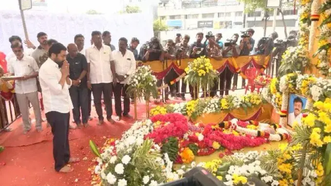 Suriya breaks down in tears as he pays his last respects to Vijayakanth in Chennai | Video Suriya
