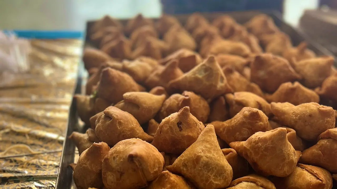 Samosa Sparking Debate: Barmy Army Praises Ranchi Price, Desi Fans Call Scam Barmy Army Praises Ranchi Price, Desi Fans Call Scam