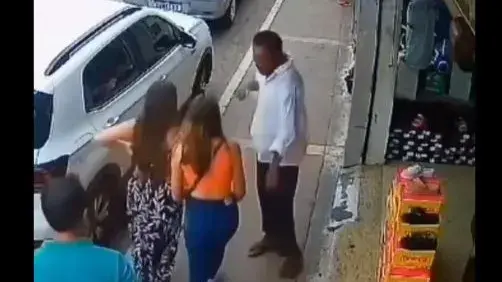 Man Punching A Teen Girl In The Face On The Streets After Being Denied Money Has Gone Viral | WATCH Viral: Man Punching A Teen Girl