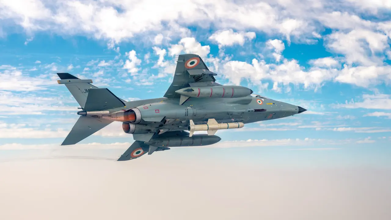 आकाश में हुंकार भरेगी वायुसेना, होगी ऑपरेशन सिंदूर जैसी बमबारी; पाकिस्तान बॉर्डर के पास राफेल-तेजस की दहाड़ सुनकर कांप उठेंगे दुश्मन IAF Hawk Trainer