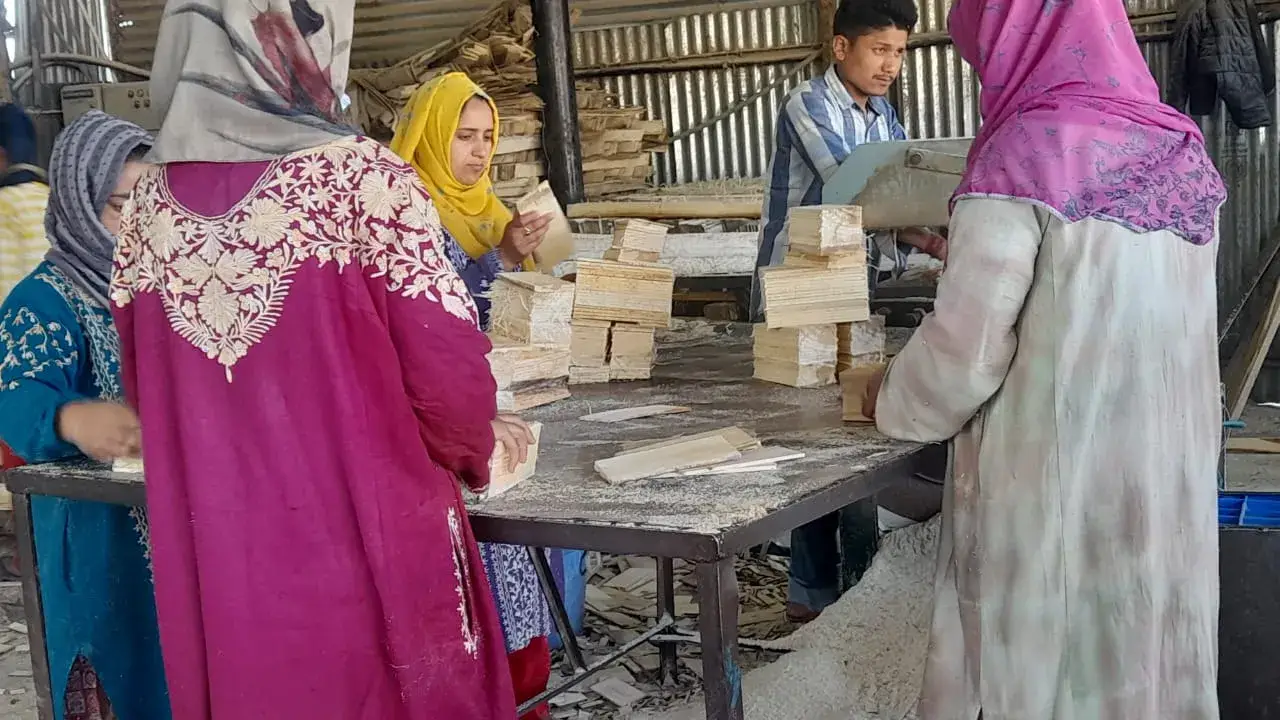 Here is growth story of Pulwama's pencil village | Republic World