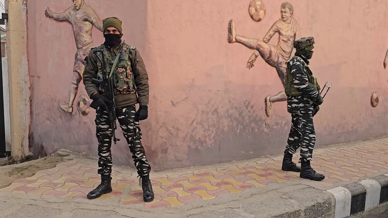 Security Tightened in J&K Ahead of Republic Day, Senior Army Officer Reviews Situation Security Heightened in Kashmir for Republic Day Celebrations