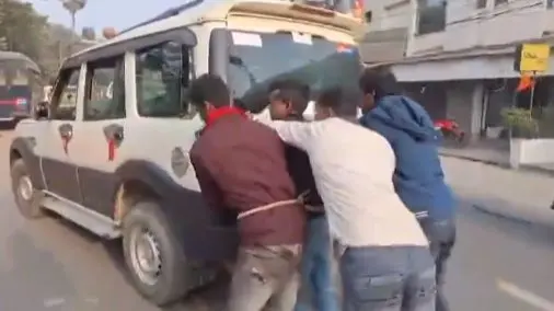 Bihar Prisoners Pushing Police Van On The Way To Court For Hearing After It Runs Out Of Fuel | WATCH Bihar: Jail Inmates Pushing Police Van