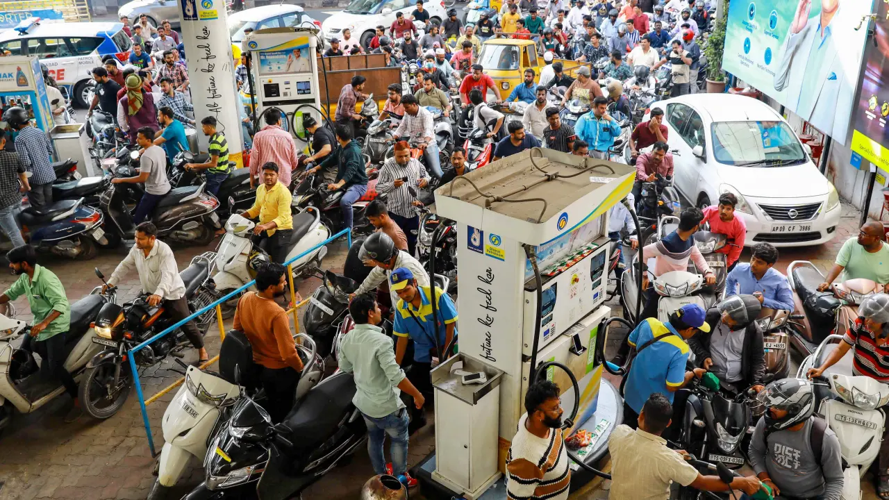 Crowd in petrol pumps