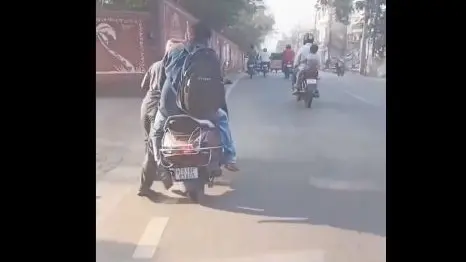 Video Of Rapido Rider Dragging Bike With Passenger Seated On After Running Out Of Petrol Goes Viral Tragic Video Of Rapido Rider Pulling Bike With Passenger Seated On Goes Viral