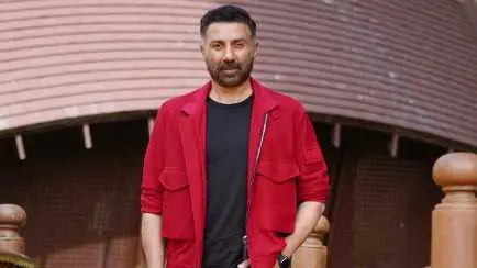 हाथ में पंखा, जंजीर लेकर रणदीप से भिड़े सनी देओल, बोले - ‘मैं जाट हूं’ Sunny Deol
