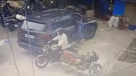 Thieves steal Rs 13 lakh cash by smashing window of BMW 2 men steal money from bmw