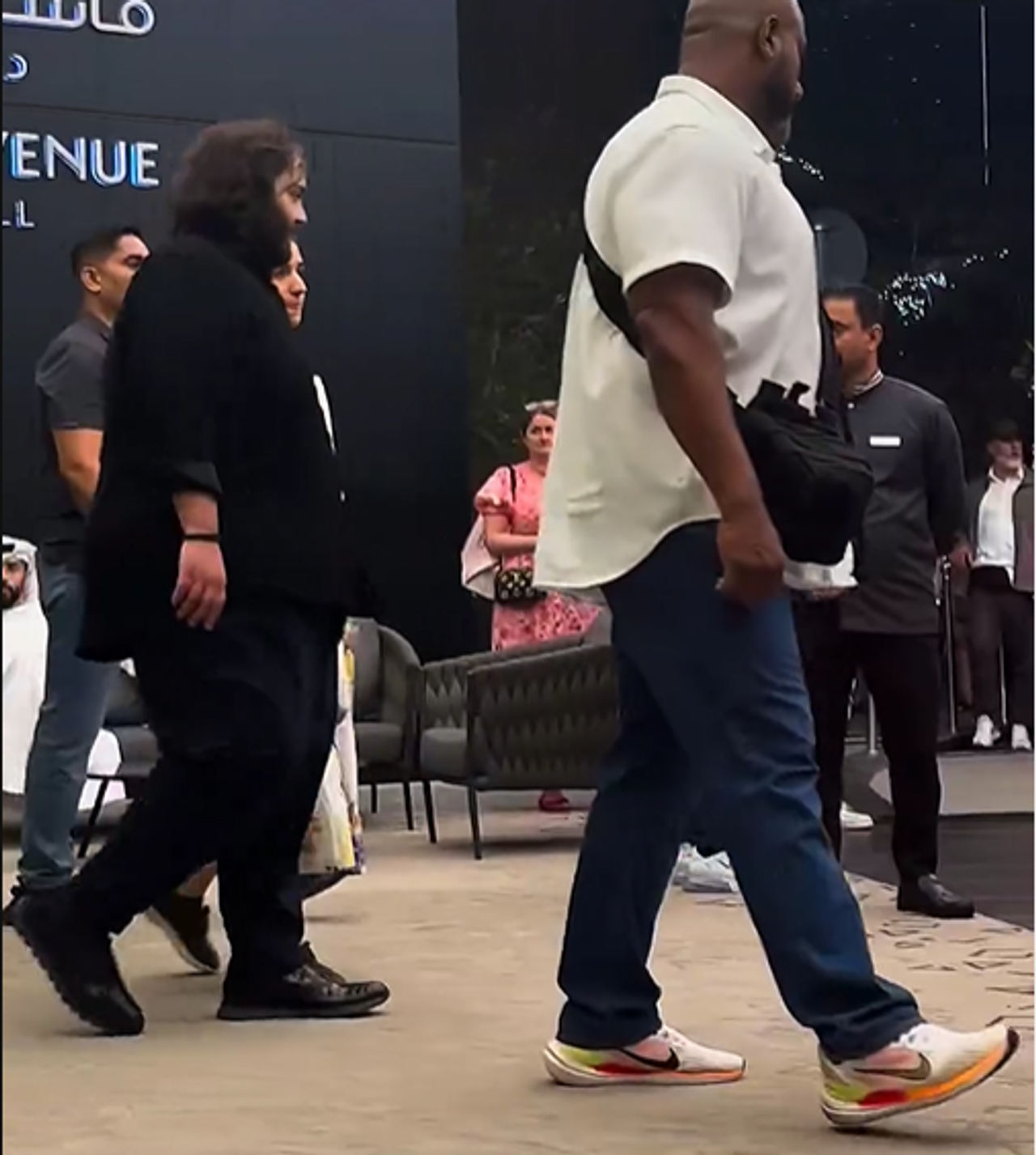 Anant Ambani's Royal Entry To Dubai Mall In Rolls-Royce Cullinan, Video ...