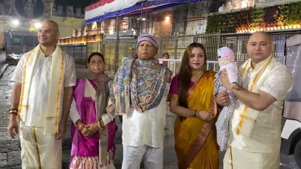 Lalu Prasad Yadav And Family Visit Tirupati Balaji Temple, Offer ...