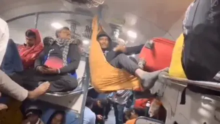 Passenger's Creative Train Hammock