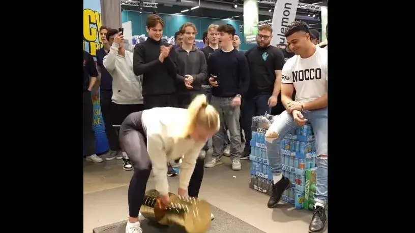 Woman's incredible strength shines in viral weightlifting video - Watch Woman's incredible strength shines in viral weightlifting video