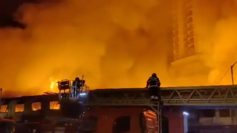 Fire Engulfs Kamathipura Restaurant in Mumbai, 16 Fire Engines at Spot to Douse the Flame Fire Engulfs Kamathipura Restaurant in Mumbai, 16 fire engines at spot to douse the flames