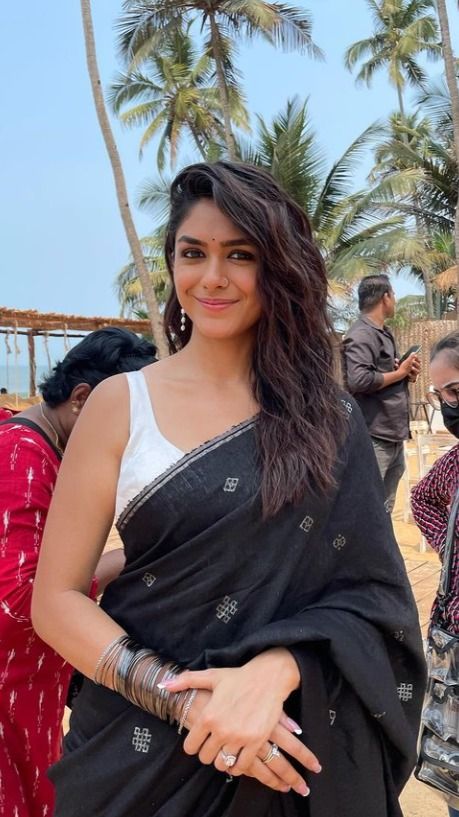 Black Never Goes Off Trend: Take A Look At These B-Town Divas Slaying In Black  Saree