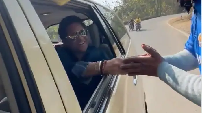 Sachin Tendulkar's Heartwarming Encounter with Fan Goes Viral | WATCH Sachin Tendulkar's Heartwarming Encounter with Fan Goes Viral