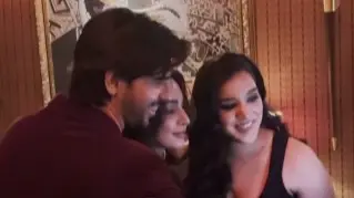Inside Video Of Sidharth Malhotra-Kiara Advani Clicking Selfie With Friend At A Party Goes Viral Sidharth Malhotra