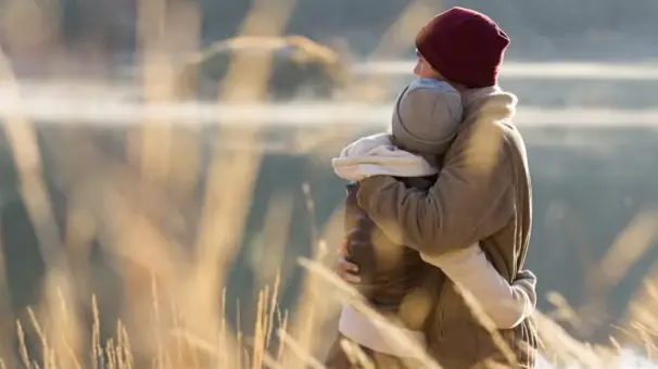 Valentine’s Week 2024: Wishes, Greetings, Romantic Messages To Send to Your Partner On Hug Day Hug Day 2024