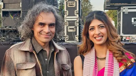 Aishwarya Sakhuja Revisits Her College in Delhi - Poses With Imtiaz Ali, Tisca Chopra Aishwarya Sakhuja