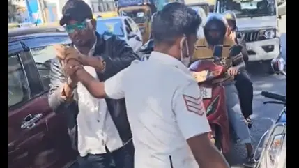 Video Of Bengaluru Man Viciously Biting Traffic Police Officer's Hand Goes Viral | See What Happened Video Of Bengaluru Man Biting Traffic Police Officer's Hand Goes Viral