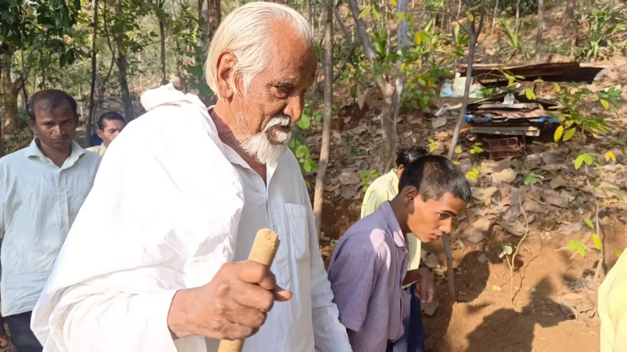 Besahara Ko Sahara: Shankar Baba Papalkar Awarded Padma Shri For His Lifelong Commitment To Orphans Shankar Baba Papalkar in his Ashram at Wazzar