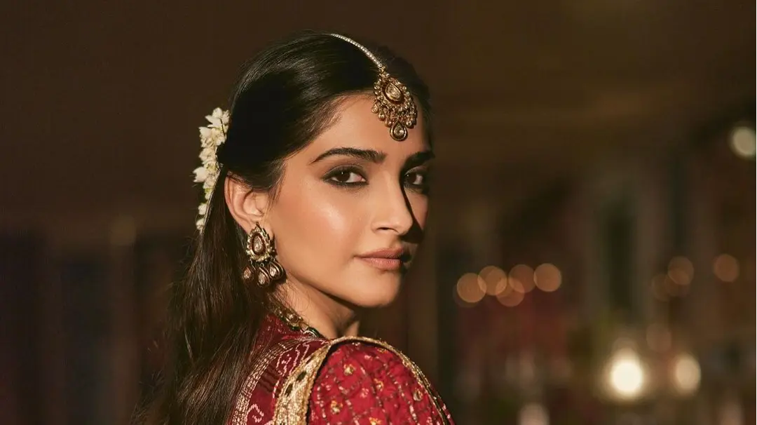 Sonam Kapoor Wears Her Mom Sunita Kapoor's 3-Decade-Old Ghar Chola Saree, Pens Thank You Note Sonam Kapoor