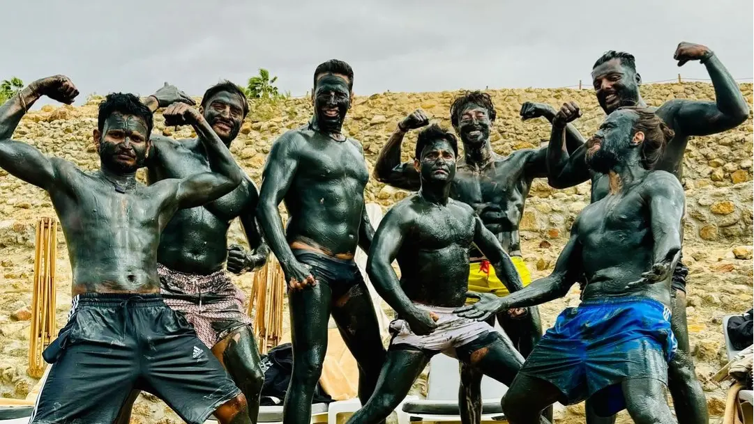 Bade Miyan Chote Miyan Stars Akshay Kumar, Tiger Shroff Share Meme-worthy Photo From Film Set Akshay Kumar