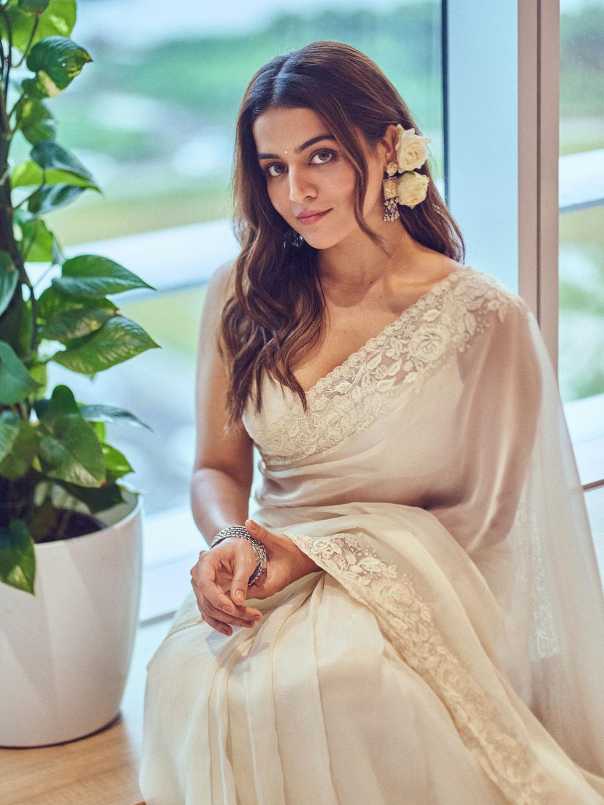 Saree Idea | White saree blouse, Saree blouse designs latest, White saree