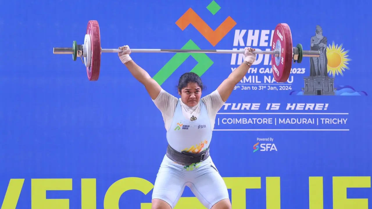 KIYG 2023: Weightlifter Keerthana creates new National Youth records; Maharashtra reaches half-centu Tamil Nadu’s Keerthana, the weightlifter, in action, sets a new National Youth Record