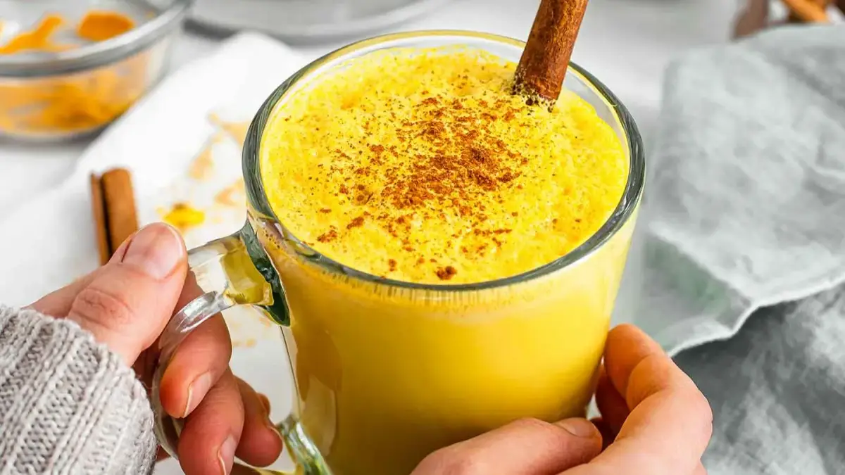 Haldi wala Doodh: क्या गर्मी में हल्दी का दूध पिया जा सकता है? | Republic  Bharat