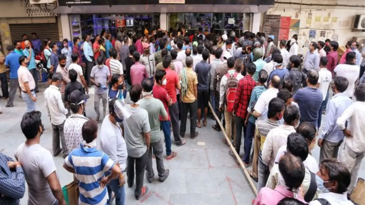 Queue outside liquor shop in UP