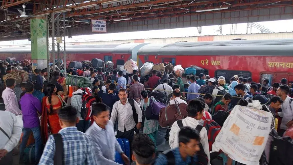 Chhath Puja: Heavy crowd at NDLS