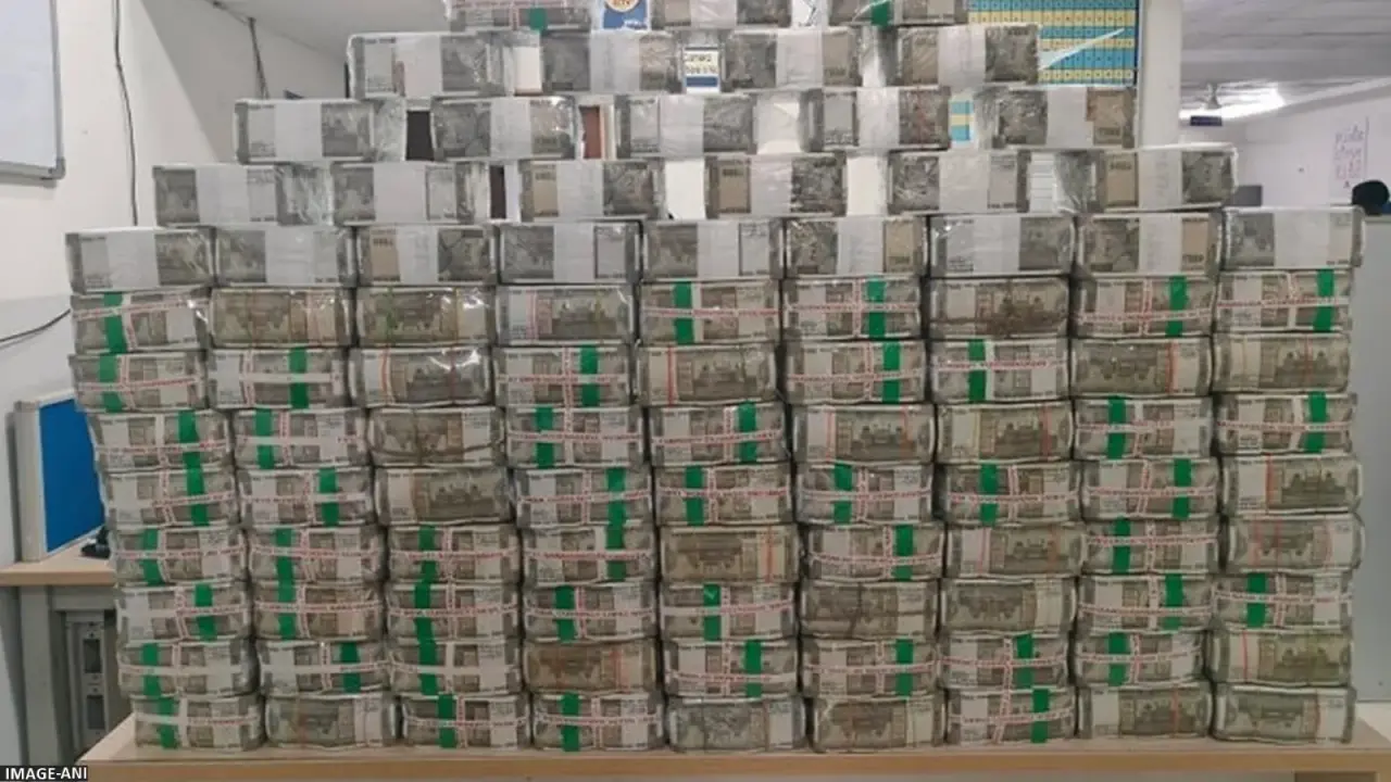 Gujarat Shockwaves: Rs 2.56 Crore Cash Seized in Dahod Car Raid, 93 Child Labourers Rescued in Surat Crackdown Unaccounted cash seized