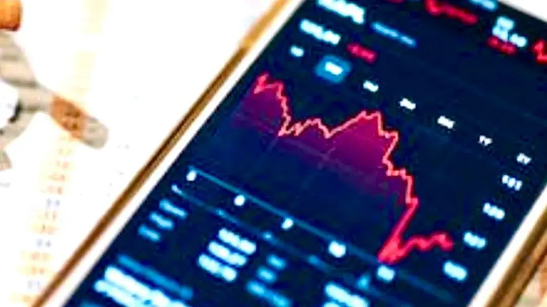 Institutions snapping up Chinese treasury bonds are shorting the economy, state media says In money and debt markets, December futures on three-year treasury bonds fell 0.13 point to 103.58.