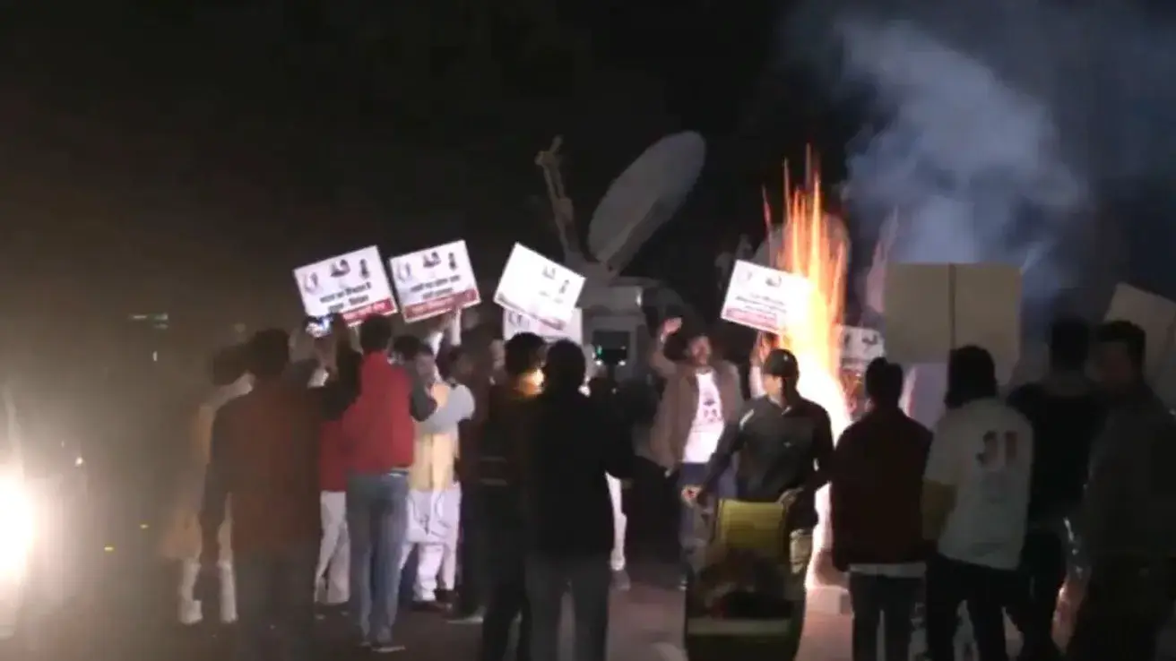 CONG WORKERS BURST CRACKERS