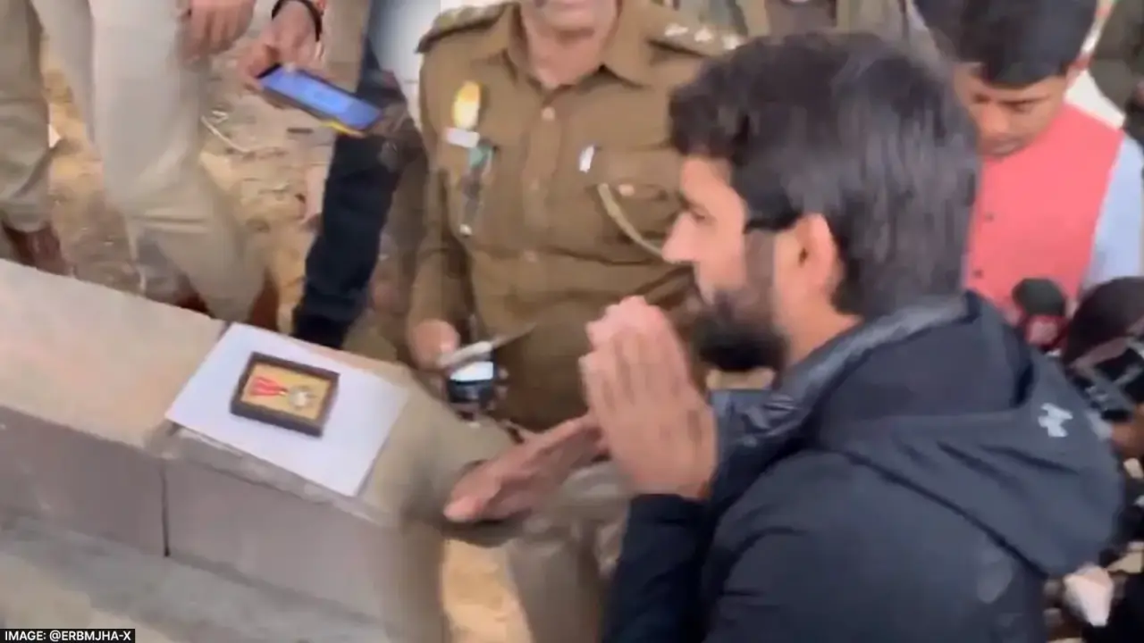 Wrestler Bajrang Punia leaves Padma Shri medal on footpath, video goes viral Wrestler Bajrang Punia left his Padma Shri medal on the footpath near PM's residence