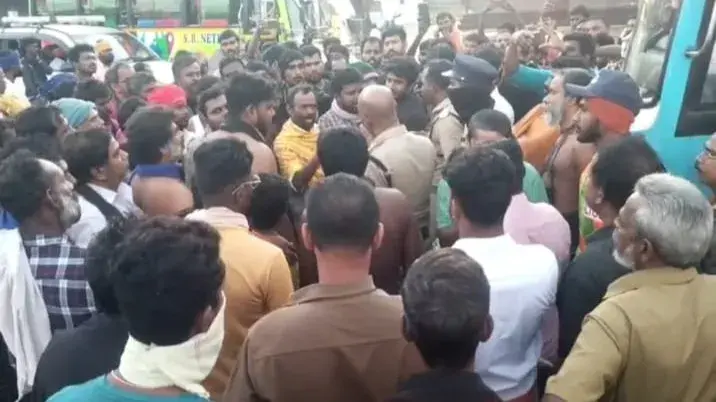 Pilgrims Decry Poor Traffic and Crowd Management at Sabarimala Sabarimala Pilgrims Face Delays and Restrictions