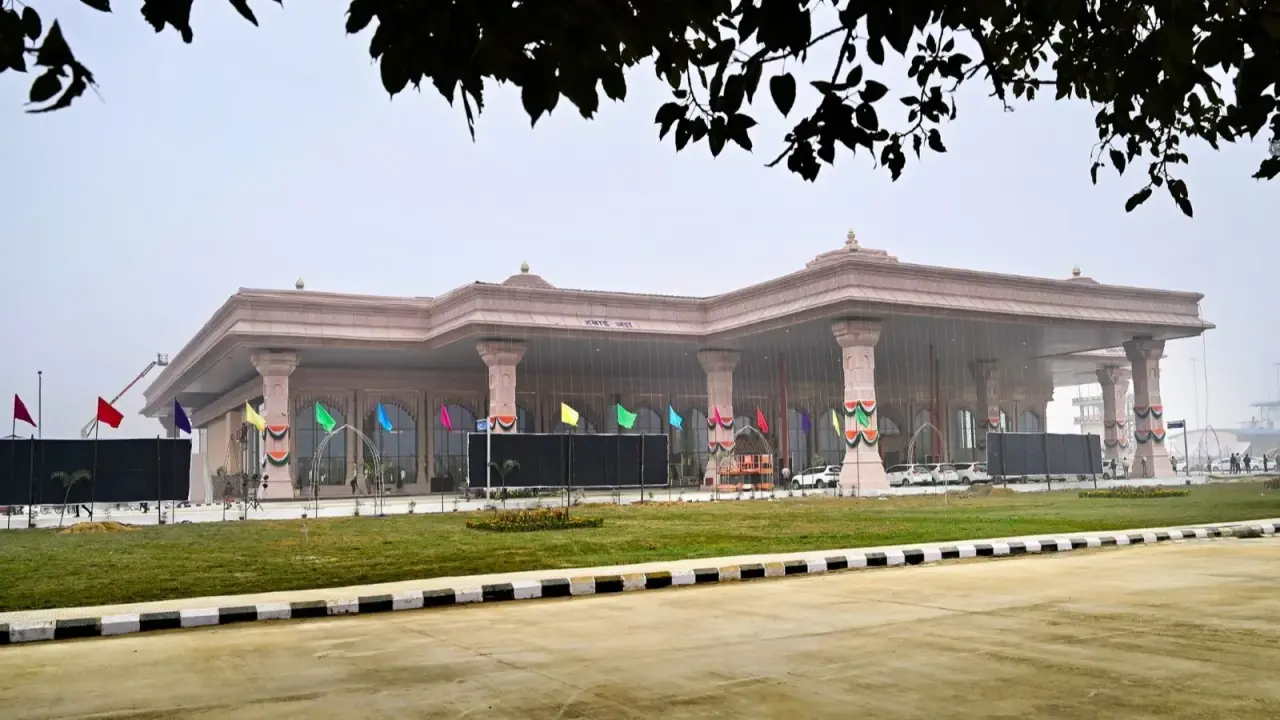 The terminal building of Ayodhya airport is also equipped with various sustainability features like insulated roofing system, LED lighting, rain water harvesting, landscaping with fountains, water treatment plant, sewage treatment plant, solar power plant.