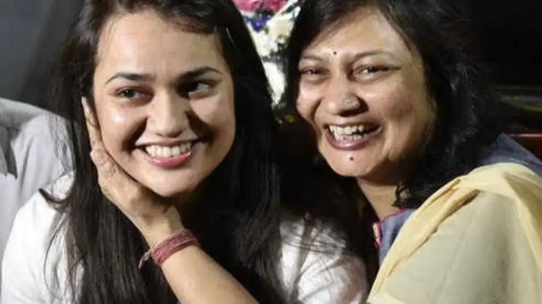 UPSC topper who voluntarily retired to help her daughter- Driving force behind Tina Dabi's success IAS Tina Dabi with her mother Himali Kamble Dabi