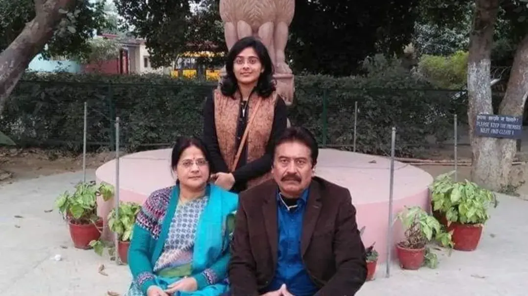 English Nahi Aati Kya? Once teased for her Hindi background, an MP girl cracked UPSC to become IAS IAS Surabhi Gautam Success Story