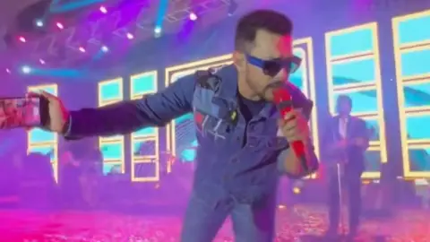 Viral Video: Angry Aditya Narayan Grabs Concert Attendee's Phone