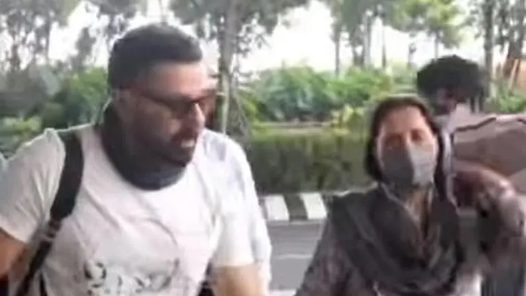 Sunny Deol's appearance with mom Prakash and his kind gesture at airport draws attention Sunny Deol, suny deol mother