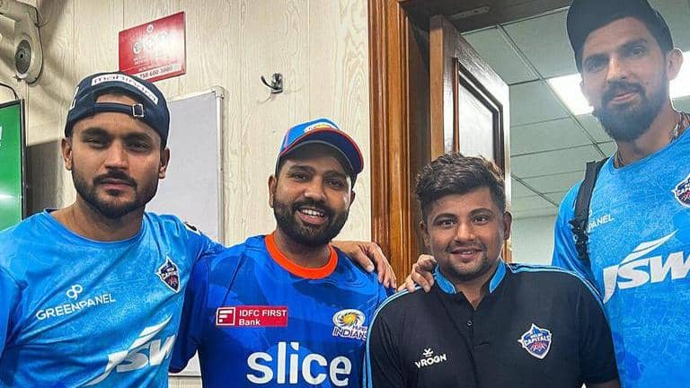 Dc Rohit MI vs DC: Rohit Sharma catches up with Delhi Capitals players ahead of ...