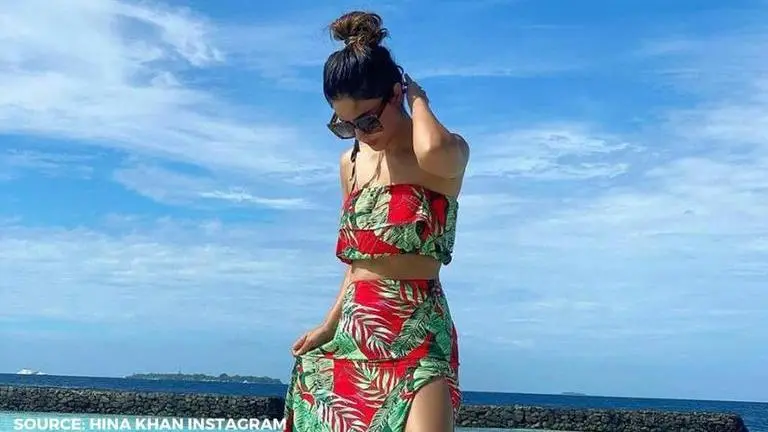 Hina Khan shares beach picture from her vacation diaries; fans call her "beautiful" hina khan