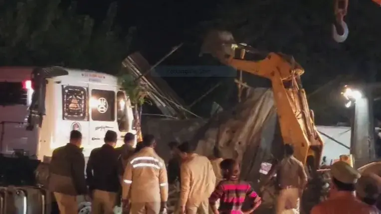 Three dead while three got injured as speeding truck crashes into tea ...