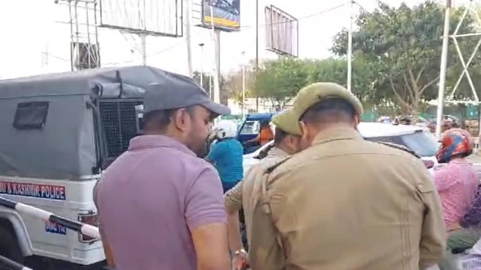 Imam of a Mosque Held with Heroin Worth Rs 5 Lakh in Jammu | Republic World