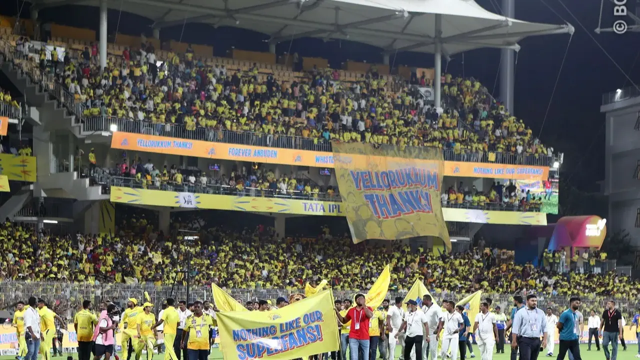 MS Dhoni and the rest of the CSK players take a lap of honour around Chepauk following win over RR CSK's lap of honour