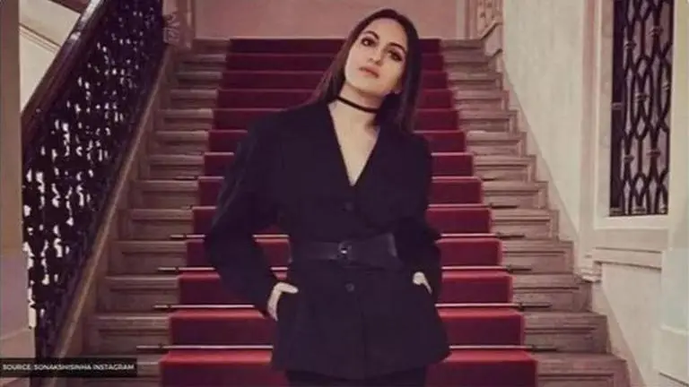 Sonakshi Sinha trends on Twitter as fans ask her to watch 'Ramayan' after her KBC answer sonakshi sinha