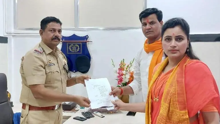 Navneet & Ravi Rana file counter-complaint; demand FIR against CM Thackeray, Sena workers Navneet Rana