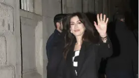 Anne Hathaway Dances The Night Away To Nicki Minaj's Ananconda In Milan, Video Goes Viral Anne Hathaway