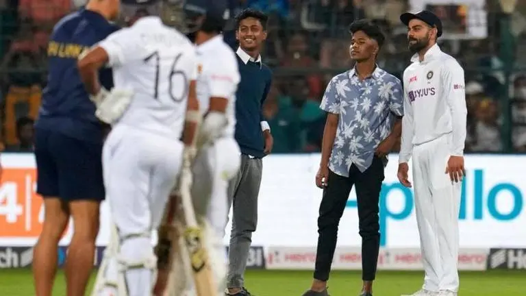IND vs SL: Fan enters ground, clicks selfie with Virat Kohli before police chase him off IND vs SL: Fan enters ground, clicks selfie with Virat Kohli before police chase him off